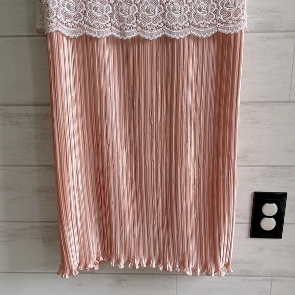 VINTAGE George F. Couture NewYork White Lace Beaded & Pleated Bottom Dress Sz 12 - Picture 6 of 7